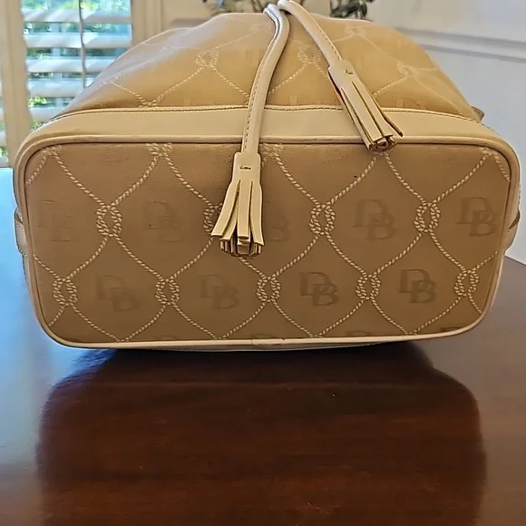 Dooney & Bourke Monogram Signature Drawstring Bucket Shoulder Bag White Leather - Picture 9 of 17